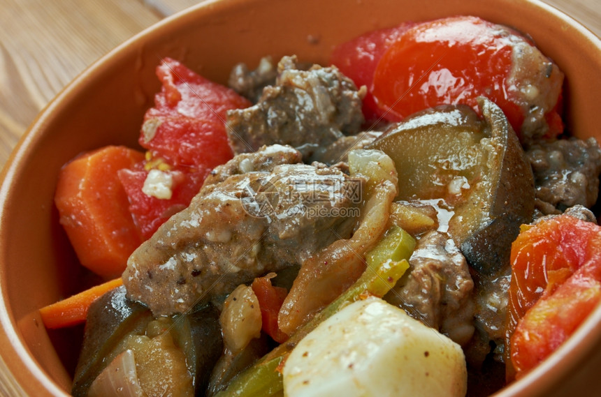 Chanakhi格鲁吉亚传统炖羊肉菜土豆绿菜和大蒜配有西红柿黄豆青菜和大蒜蔬甜的锅图片