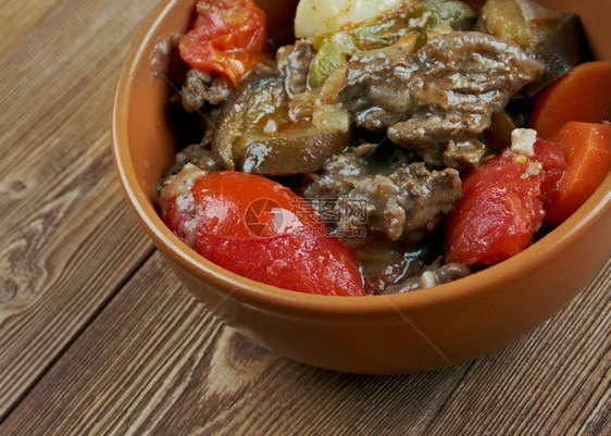 白种人传统的午餐Chanakhi格鲁吉亚传统炖羊肉菜土豆绿菜和大蒜配有西红柿黄豆青菜和大蒜图片