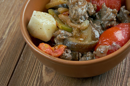 查纳基茄子白种人Chanakhi格鲁吉亚传统炖羊肉菜土豆绿菜和大蒜配有西红柿黄豆青菜和大蒜图片