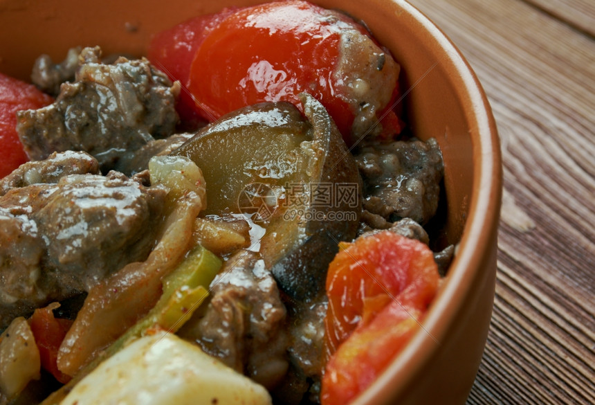 茄子Chanakhi格鲁吉亚传统炖羊肉菜土豆绿菜和大蒜配有西红柿黄豆青菜和大蒜食物锅图片