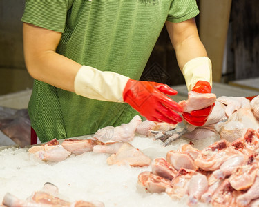 烹饪食物在台北传统市场制备生鸡的卖家销售商在北传统市场准备生鸡肉小吃图片