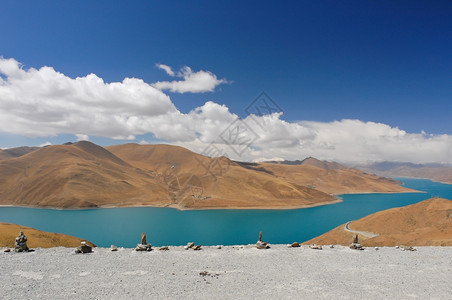 自然Yamdrok圣湖岩石景观图片