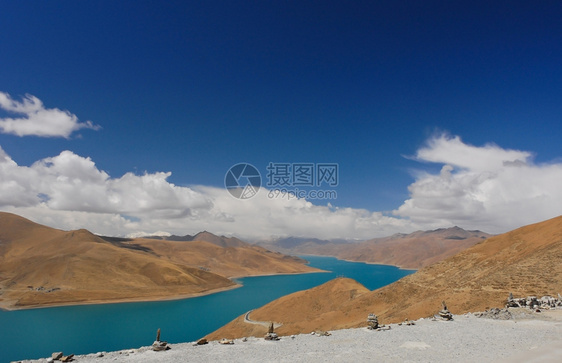 清除Yamdrok圣湖羊卓雍措天空图片