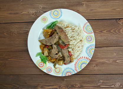 自然KuzuKapama土耳其配羊肉和蔬菜的盘美食烹饪图片