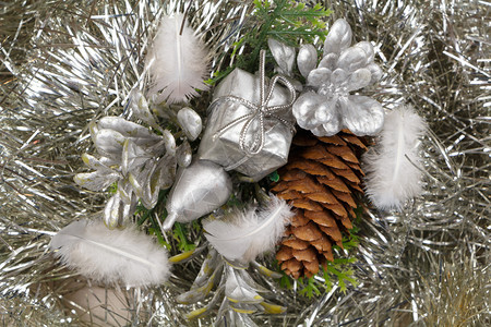 一种礼物和松果在银色的罐子上作为圣诞节的装饰品花环锥体图片