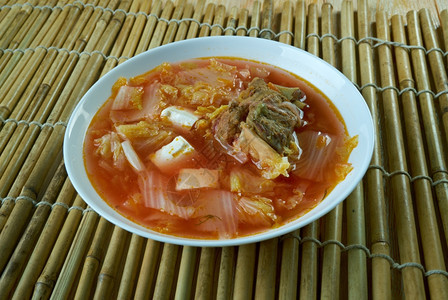 炖亚洲人传统的与Kimchi一起的韩国大豆酱汤图片