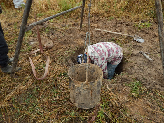 绿色村庄在达查建造一个饮用水井古老的图片