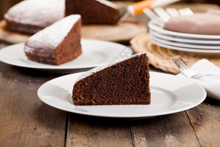 木制桌上美味巧克力蛋糕合照片甜点粉状菜肴图片