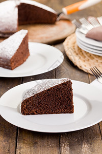 海绵木制桌上美味巧克力蛋糕合照片可餐厅图片