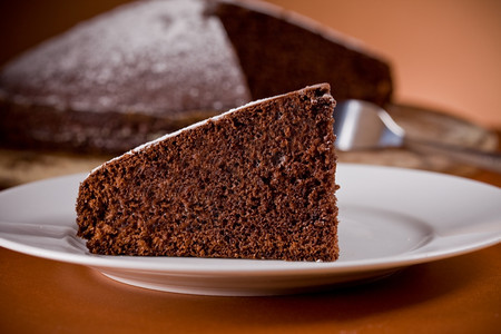 木制桌上美味巧克力蛋糕合照片可餐巾盘子背景图片