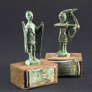 文化头目弓箭手青铜雕像和酋长用斗篷棍子小雕像祈祷世纪图片