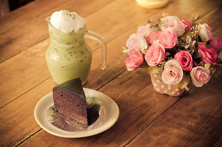 巧克力蛋糕和冰茶在桌面电影风格的彩色效果上小吃美食颜色背景