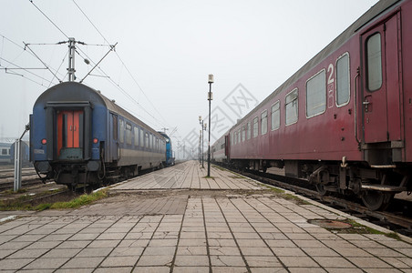火车在站等的旅行平台户外图片