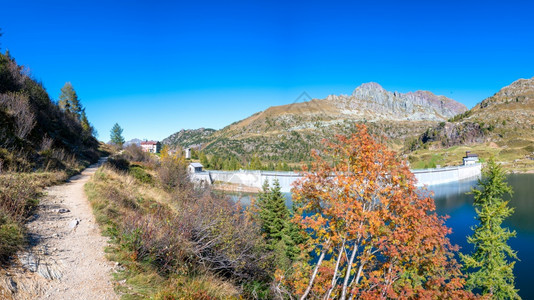 景观宝石湖大坝布伦巴纳河谷的贝嘴带环状亚伯比阿尔卑斯山颜色水图片