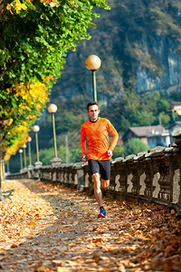 秋天运动员在树叶中奔跑象牙心脏肌肉图片