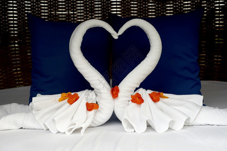 放松家卧室床边白毛巾塑造的天鹅图片