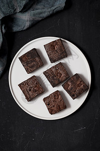 黑暗的糕点一块自制巧克力布朗尼甜点和面包店图片