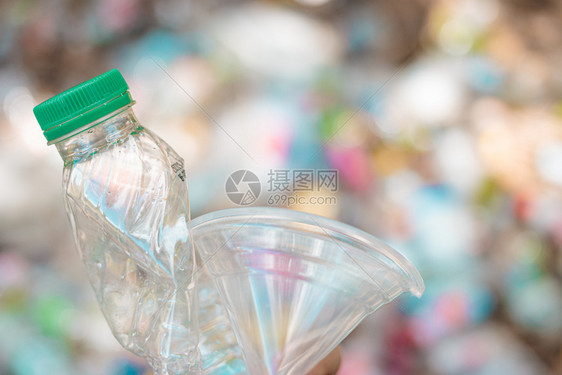 抓住手握显示可回收塑料用于再循环概念利用回收的空图片