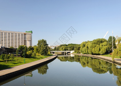 白俄罗斯明克Svisloch河景象岸绿树阳光明媚的夏日宁静城市的图片