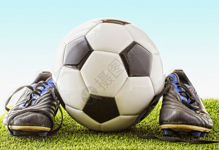 绿色草地上的黑白足球有鞋和水平hdr图像竞赛运动员皮革图片