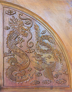 家龙和孔雀的雕刻以传统木门风格的华式人象征图片