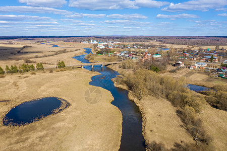 字段俄罗斯Ivanovo地区Dunilovo村和Teza河的全景在阳光明媚的春季日子里照片一种图片