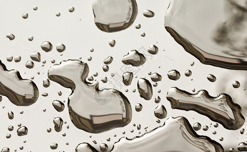 水滴在黑色反向表面水平图像的面上白色抽象棕图片