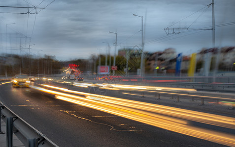 移动晚上在繁忙的街道开着汽车许多灯光速度快地图片