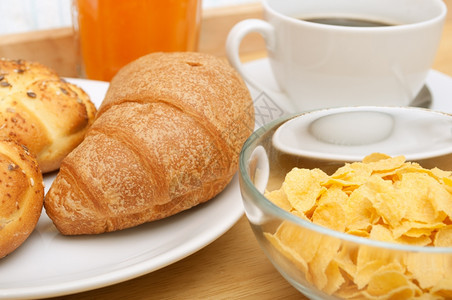 食物床早餐玉米花咖啡克罗桑橙汁咖啡和卷早晨盘子图片