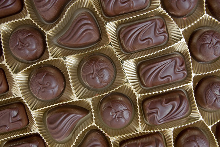 金盒中深巧克力瓜子酱展示美味的胖图片
