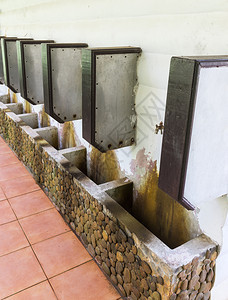 公共洗手间脏尿池排泰国壁橱乡村的图片