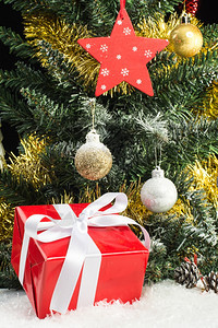 假期圣诞树闪亮的节球和雪上礼品盒新的星图片