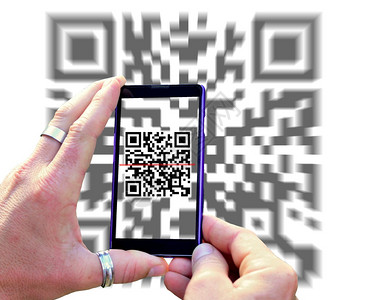 扫描条码电子的白色保持有移动电话和扫描QR码的手持机和扫描QR码时在扫描白色背景上隔离的QR码时通过移动电话屏幕查看背景