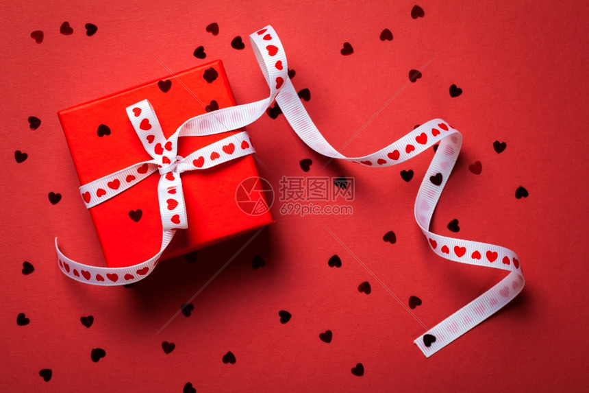 带有红纸背景的彩带礼品盒情人节最佳视图天生日闪亮的图片