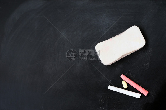 空的教育木板学校黑或白空有抹粉和笔图片