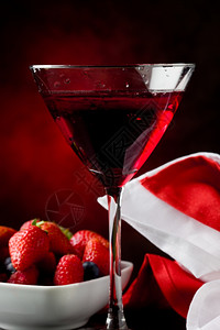 墙红光背黑锅上果莓的鸡尾酒和合照红色的液体图片