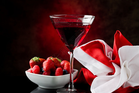 蓝莓饮料红光背黑锅上果莓的鸡尾酒和合照奢华图片