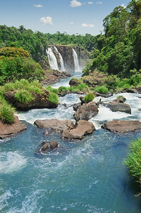 巴西和阿根廷边界上著名的伊瓜祖瀑布IguazuFalls天空克罗波托夫下降图片