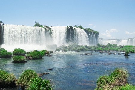 崇高天空巨大的巴西和阿根廷边界上著名的伊瓜祖瀑布IguazuFalls图片