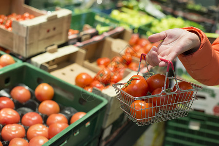 超市购买蔬菜西红柿背景图片