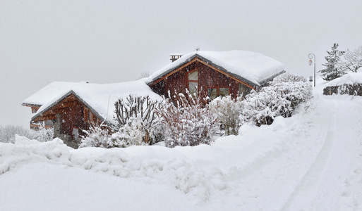 寒冷的雪下高山村被雪覆盖的木屋下高山村被雪覆盖的木屋降薄片图片