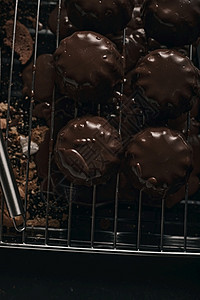 生日新鲜的深色背景中美味的自制巧克力蛋糕美味的自制巧克力蛋糕甜点图片