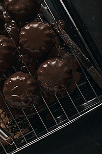 馅饼深色背景中美味的自制巧克力蛋糕美味的自制巧克力蛋糕甜点新鲜的图片