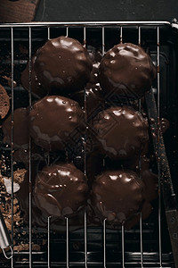 烹饪桌子深色背景中美味的自制巧克力蛋糕美味的自制巧克力蛋糕糖图片
