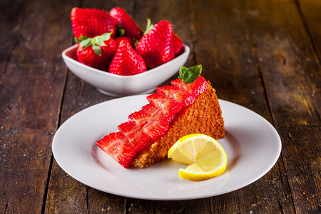 可口叉海绵美味自制蛋糕加草莓和柠檬图片