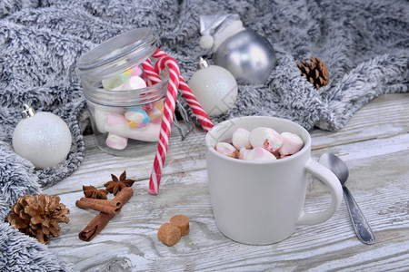 冬天满的马克杯在圣诞节装饰的桌子上奶巧克力充满了棉花糖的杯子图片