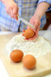 蛋黄桌子煮女人做面粉加鸡蛋黄色的图片