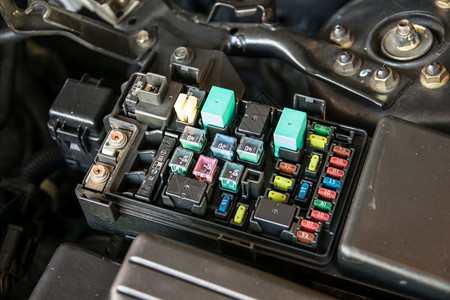 汽车细节细节系统装有引信的汽车发动机舱详细信息引擎背景
