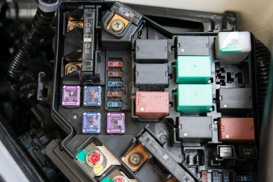 电子产品机械一种装有引信的汽车发动机舱详细信息图片