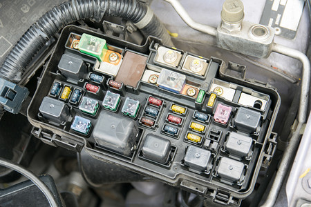 电装有引信的汽车发动机舱详细信息油电气图片